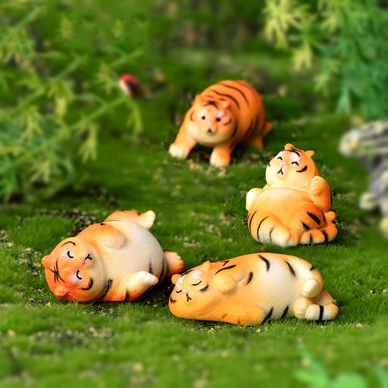 Walking Tiger Miniature Figuri - огляд і ціна Car Accessories Xmas